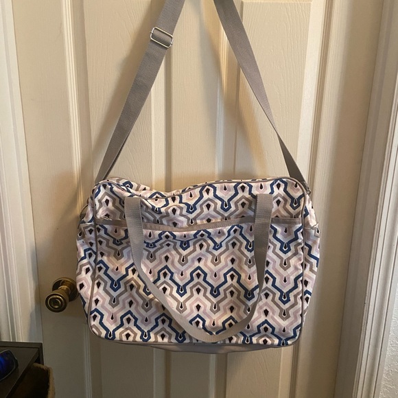 Thirty-One Away for the weekender - Picture 2 of 2